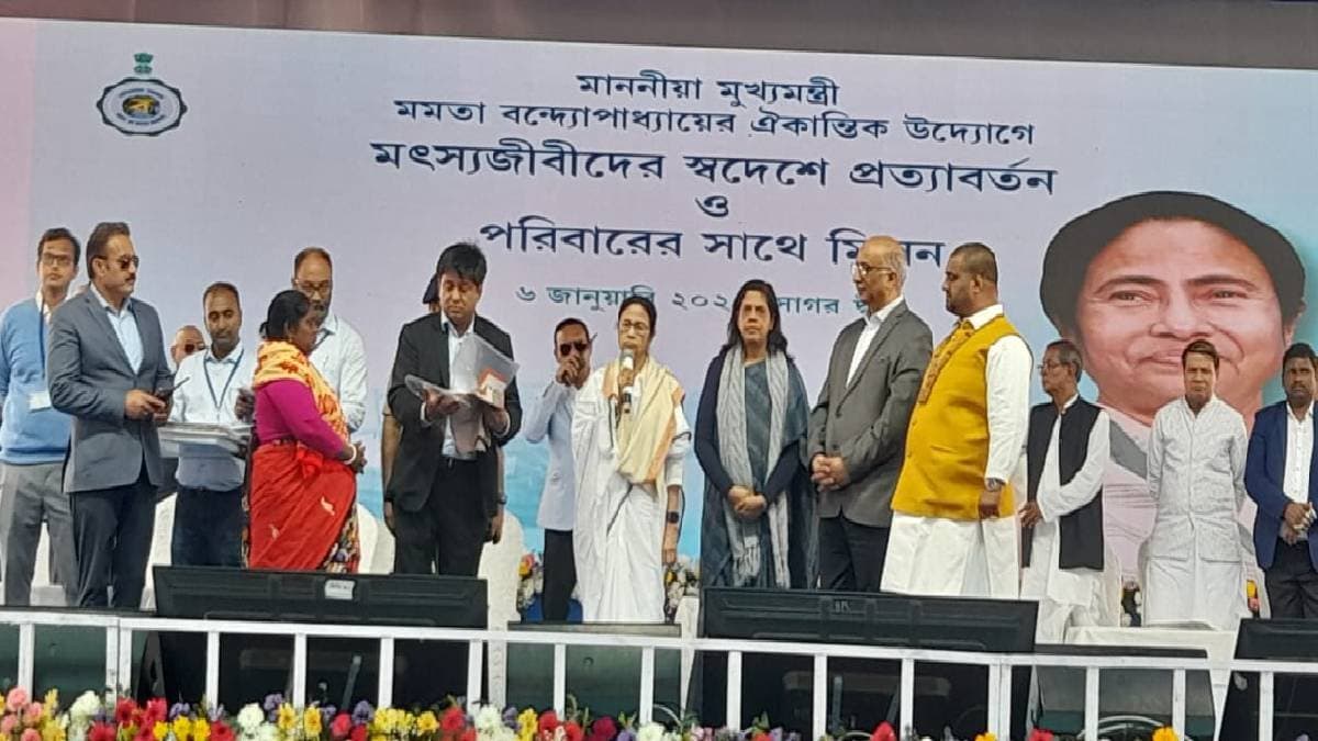 Chief minister Mamata Banerjee provides financial help to the fishermen