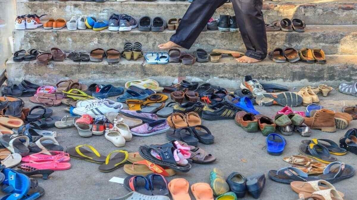 Man shares hilarious technique to prevent your shoes getting stolen in crowded place gnr