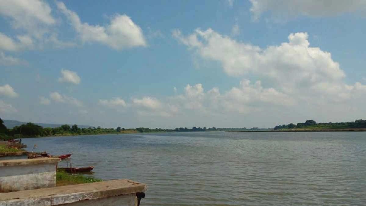 Find out which is the only river that flows east to west in India