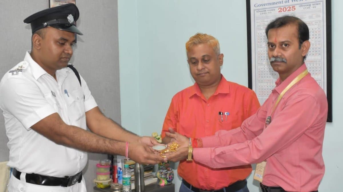 Kolkata police arrested a fraudster on a theft case