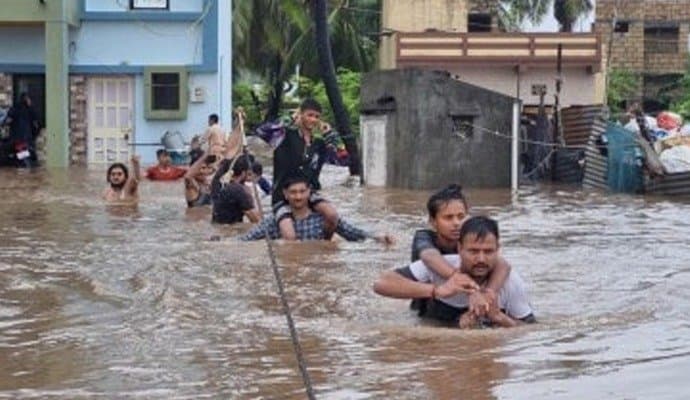 Weather update red alert in Maharashtra Gujarat flood situation