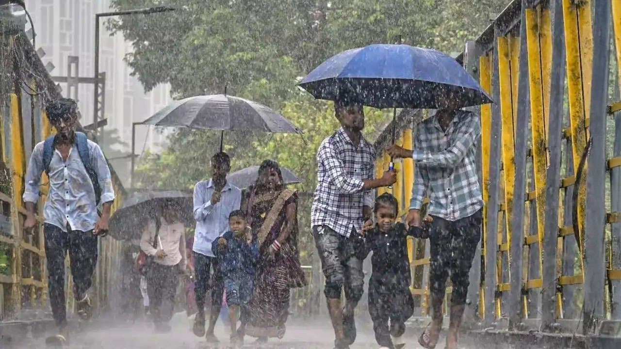 IMD Weather Forecast Heavy Rainfall Thunderstorm Warning in 11 Districts in Next Two Hours in West Bengal 