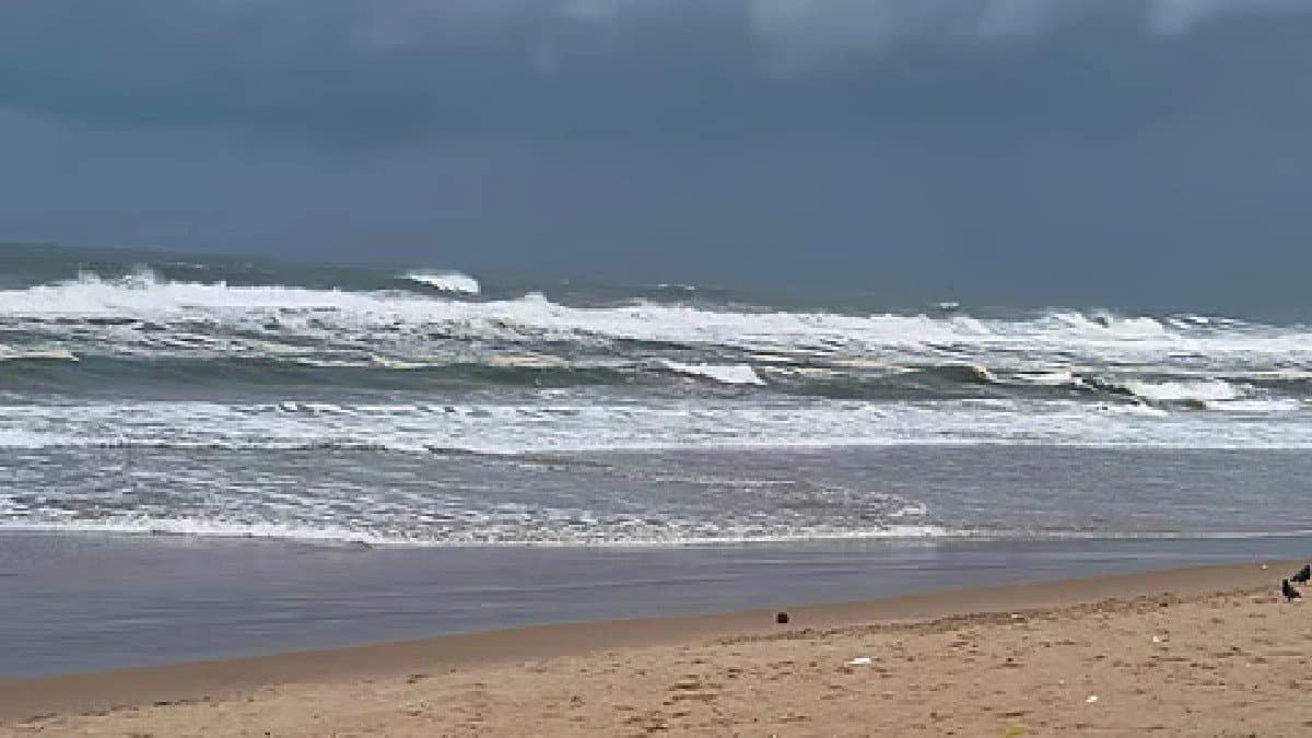 IMD Cyclone Alert heavy rain batters coastal Andhra Odisha as Montha to make landfall today