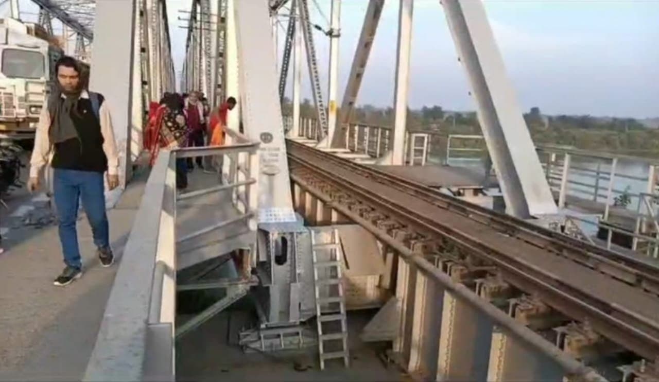 Three killed, two injured in train accident in murshidabad 