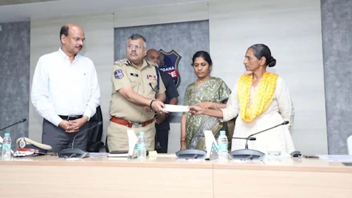 Maoist leader Kishenji wife Pothula Padmavathi surrenders in Telangana