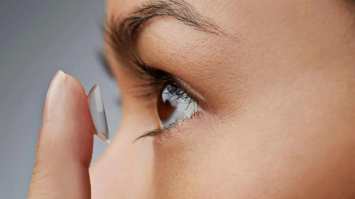 works one should never do while wearing contact lense