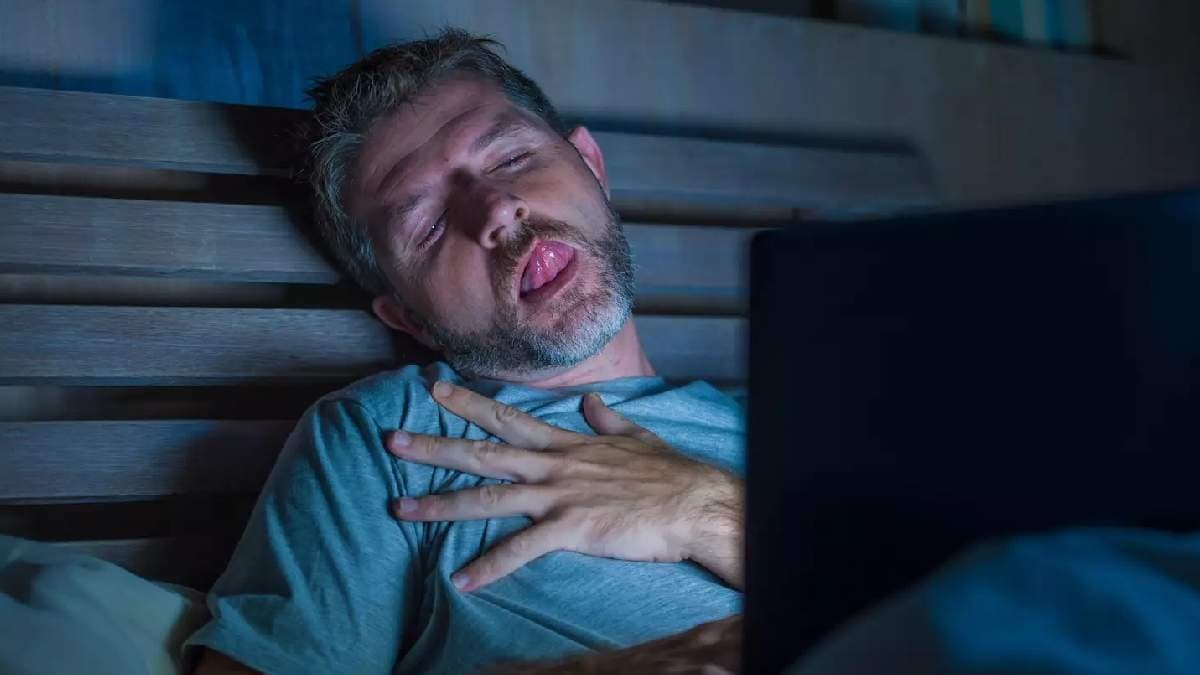 Study says even using mobile for 30 minutes before sleep can cause insomnia