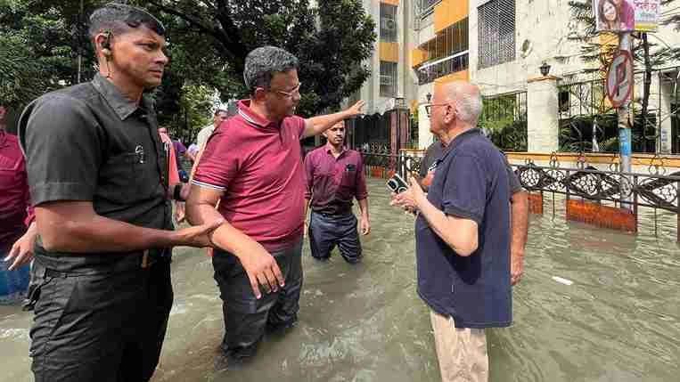 Fire Breaks Out in South Kolkata Two Shops 