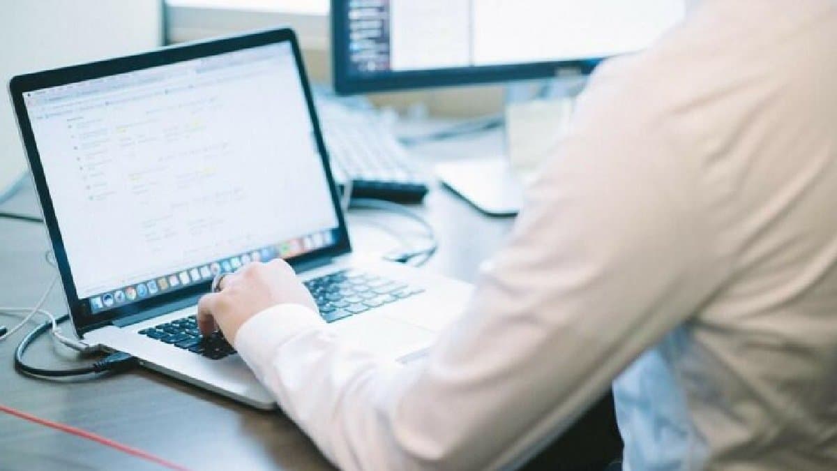 During heavy argument with his Manager employees witty reply wins Internet