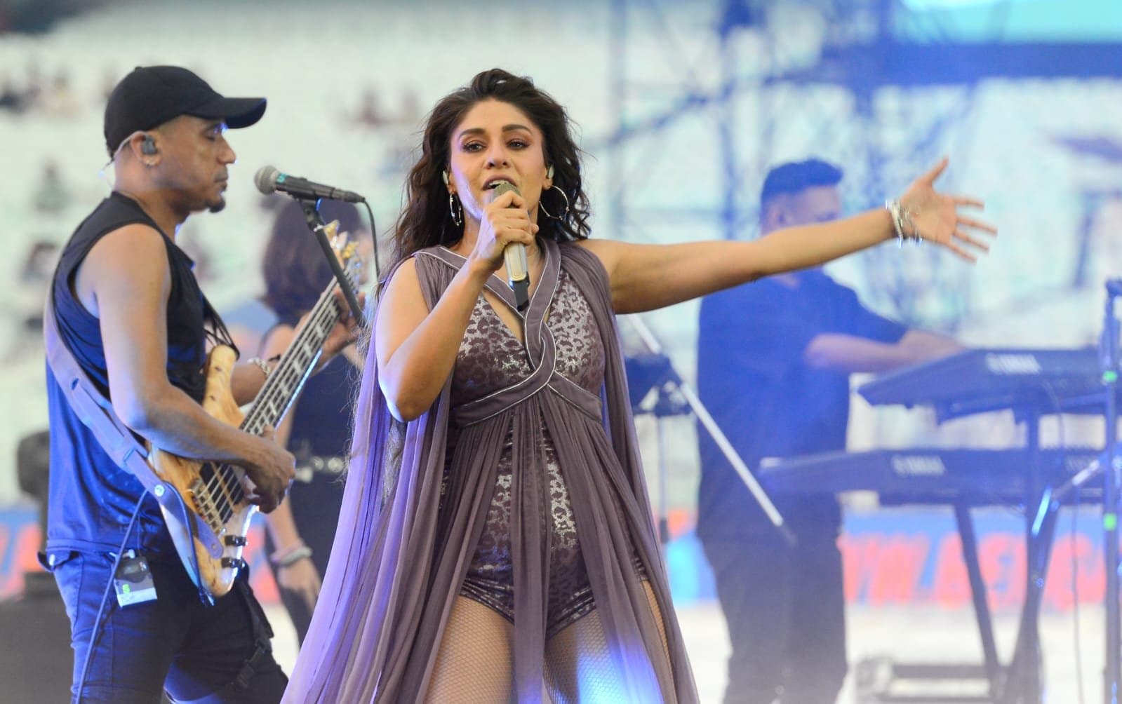 Sunidhi Chauhan sets the stage on fire-glamorous opener of Bengal Pro T20 League 