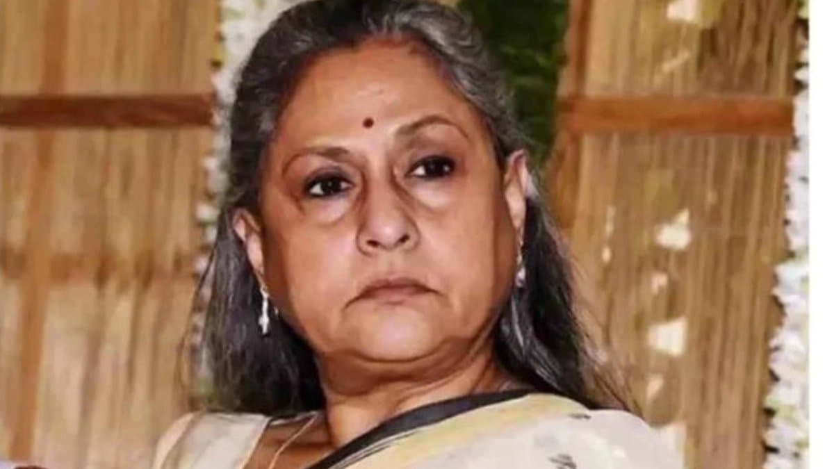  Jaya Bachchan loses her temper pushes man Trying to take selfie watch viral video
