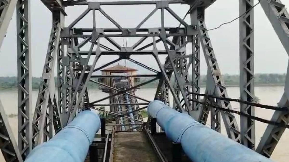 Collapse of drinking water pipeline on the River Damodar may creat water supply problem in Asansol and Raniganj areas