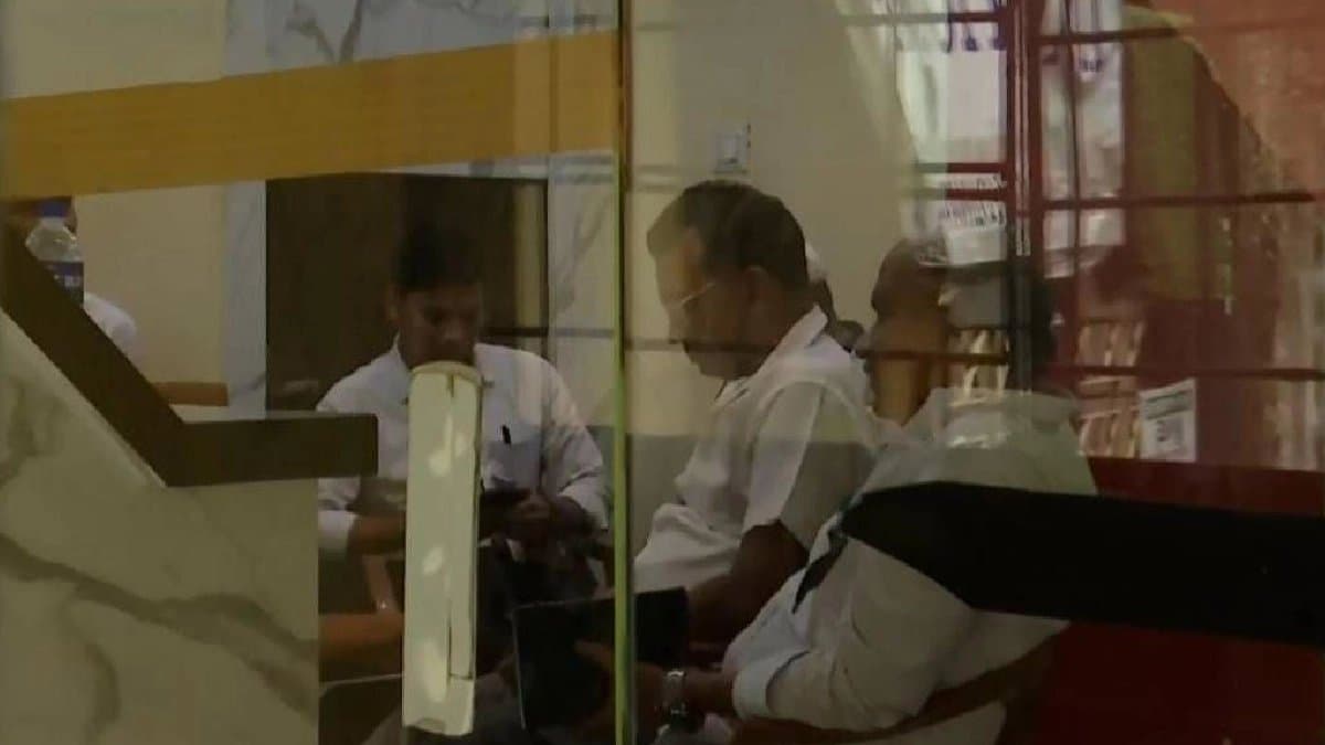 Kolkata body found case Youth body found at Park Street hotel sources says