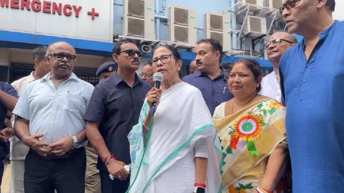 Mamata Banerjee went to sskm to see students who fell sick during Independence Day Program