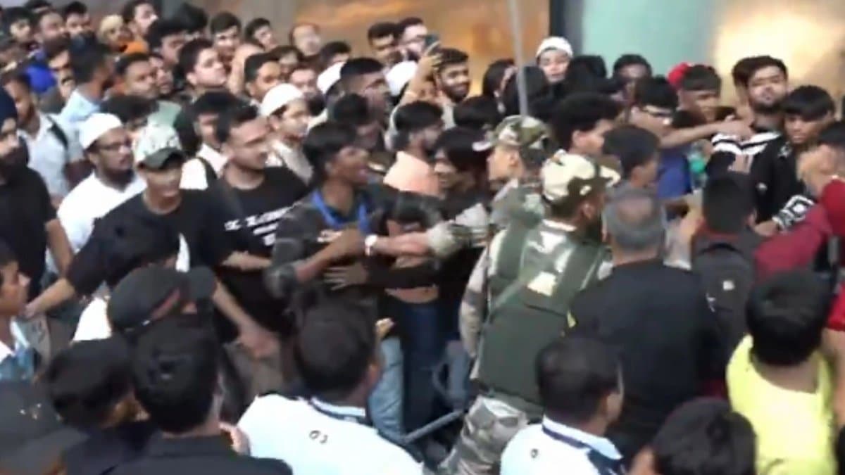 Mumbai Incident iPhone17 Buyers Rain Punches At Each Other Amid Massive Crowd