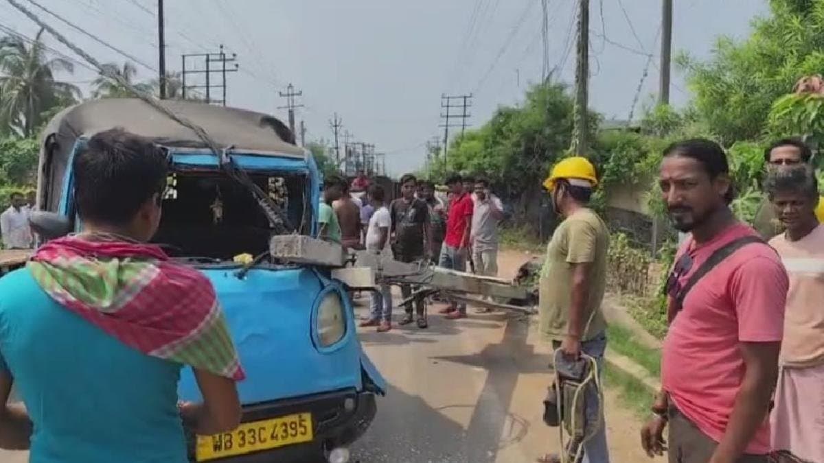 Electric pole suddenly fell on the four wheeler reason will surprise you