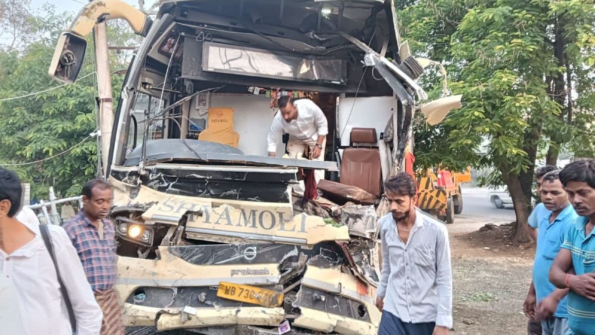 One died in a bus accident in Murshidabad