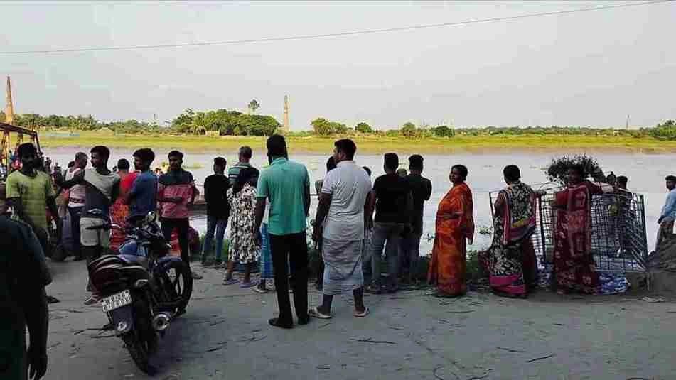 Car Drown in Ichamati River Four College Students Rescued