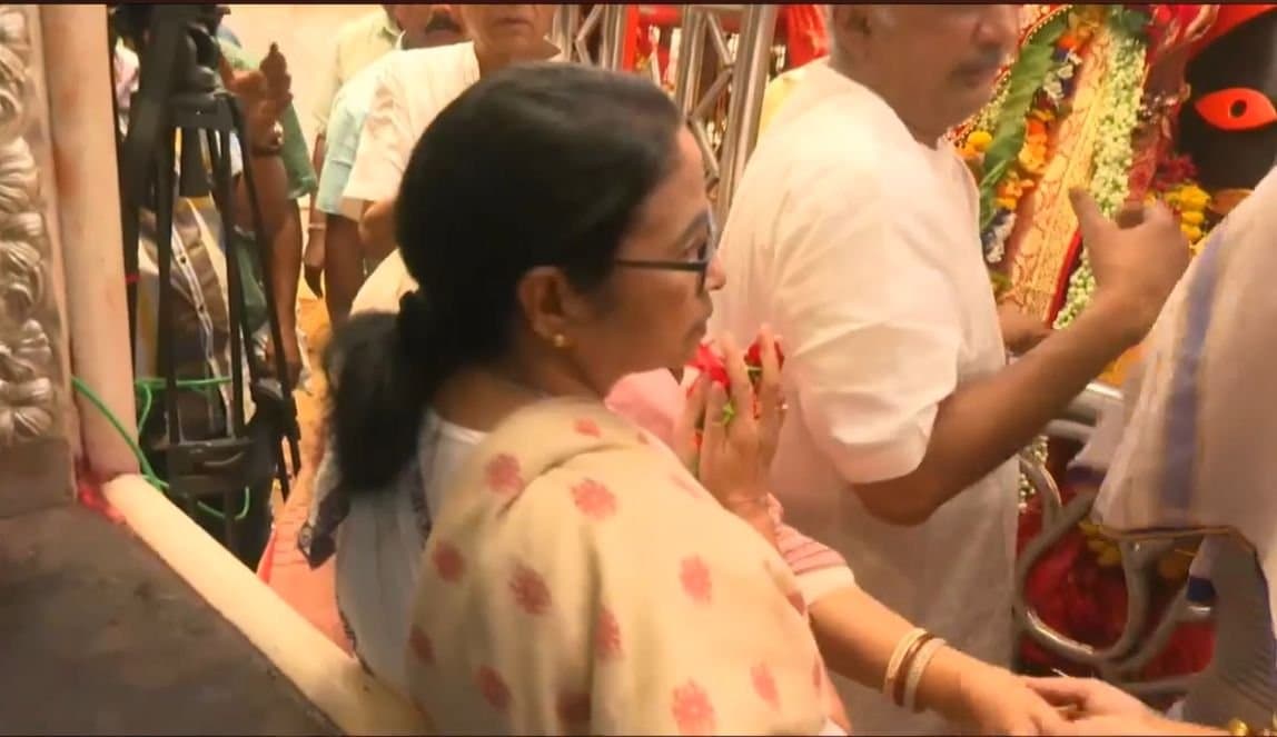 Mamata Banerjee offers puja at temple before nababarsha 