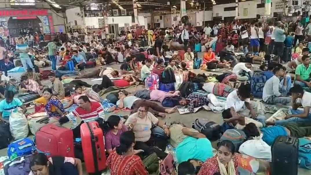 Signaling problem at Santragachi station threw the passengers in the deep soup