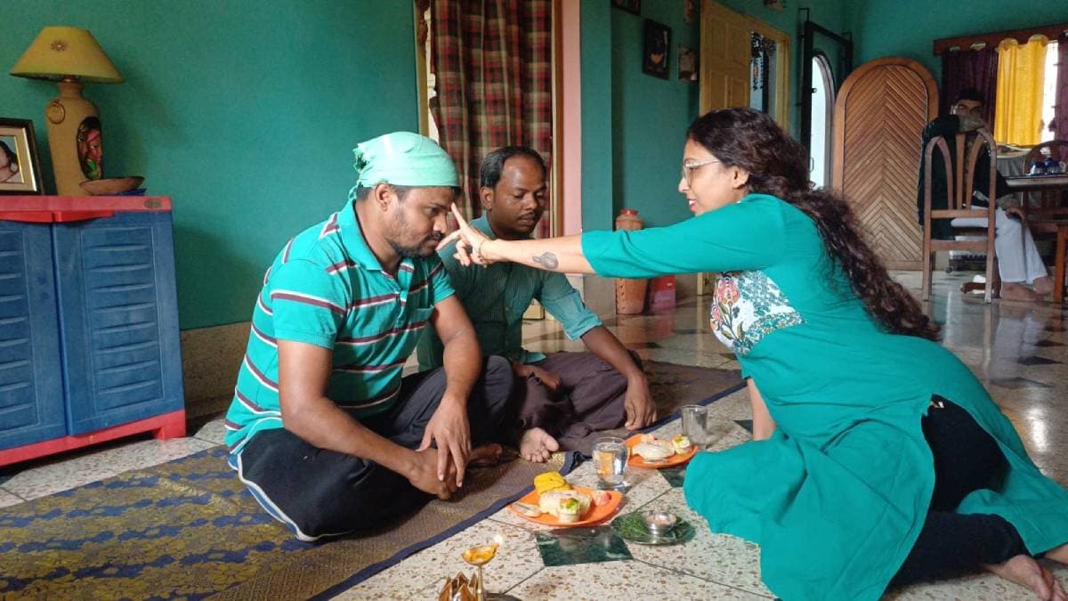 নিজের ভাই নেই তো কী হয়েছে, সাফাই কর্মীদের ভাইফোঁটা দিয়ে নজির গড়লেন দিদি