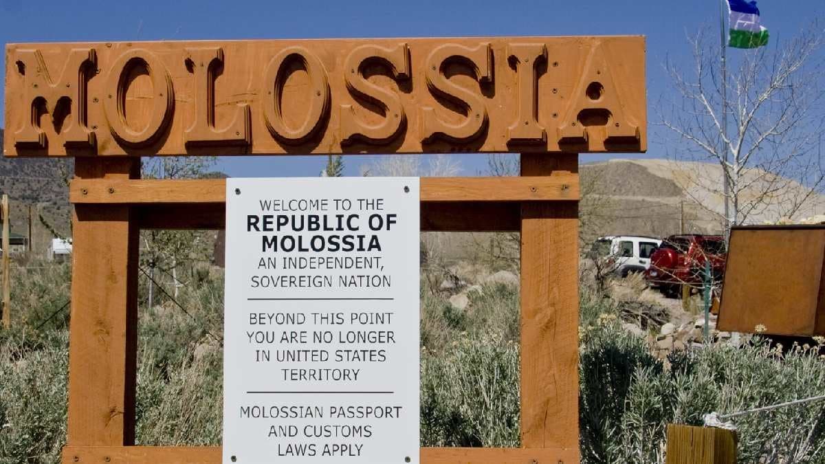 Only 33 people tourists here can visit only for two hours know about Worlds smallest country Molossia