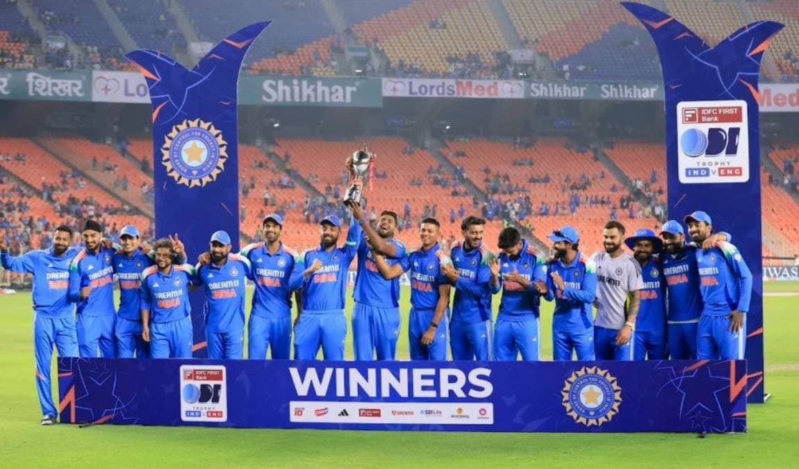 Cameras spotted star batter Virat Kohli talking to someone on phone spt 