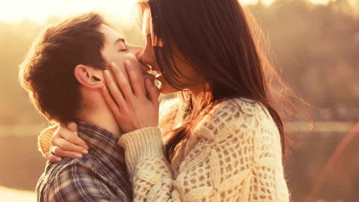  kissing have health benefits including helps to increase good hormones like serotonin and dopamine make lips soft lif 