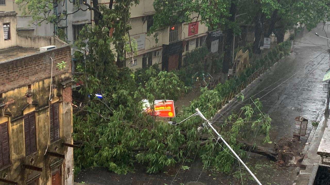 Cyclone remal causing damage in kolkata 