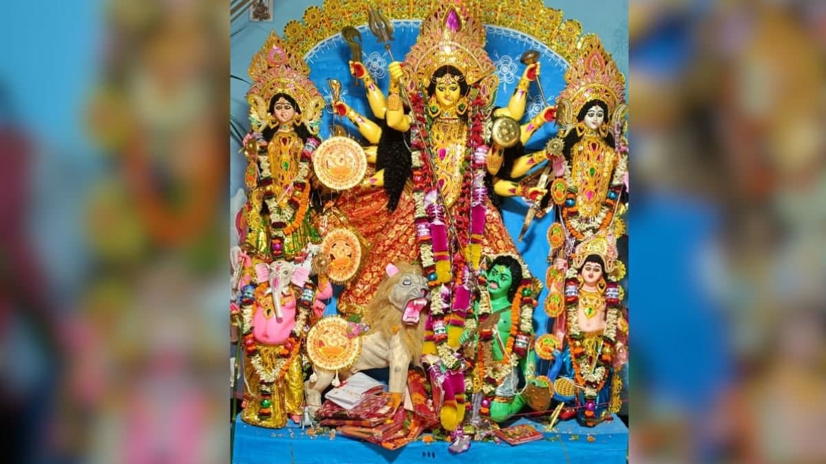 ৩০০ বছর ধরে এই জমিদার বাড়িতে চলছে দুর্গাপুজো, মা দুর্গার সঙ্গে পূজিত হচ্ছেন রাম-সীতাও