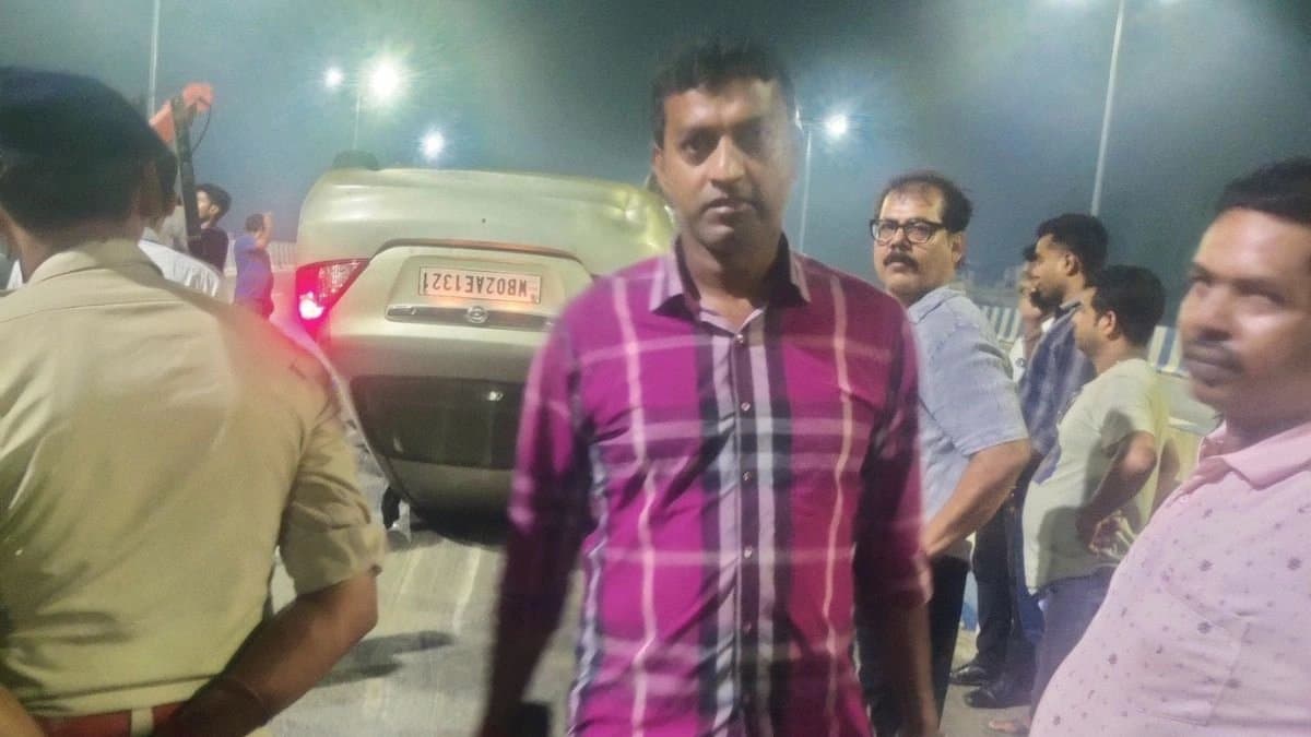 Former Goalkeeper Sangram Mukherjee survives major car accident in Kalyani road 