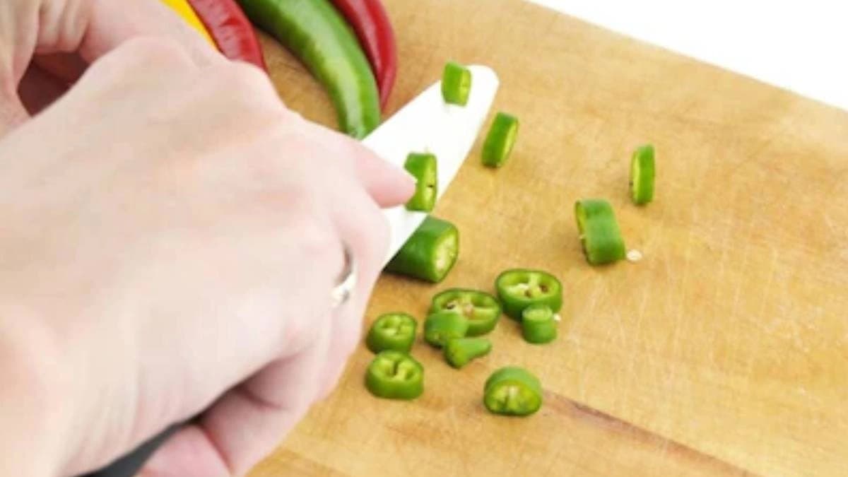 How to prevent burning sensation in hands while cutting green chilli