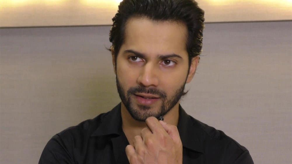 Bollywood actor Varun Dhawan handles complaint about driver s rash driving calmly in viral video