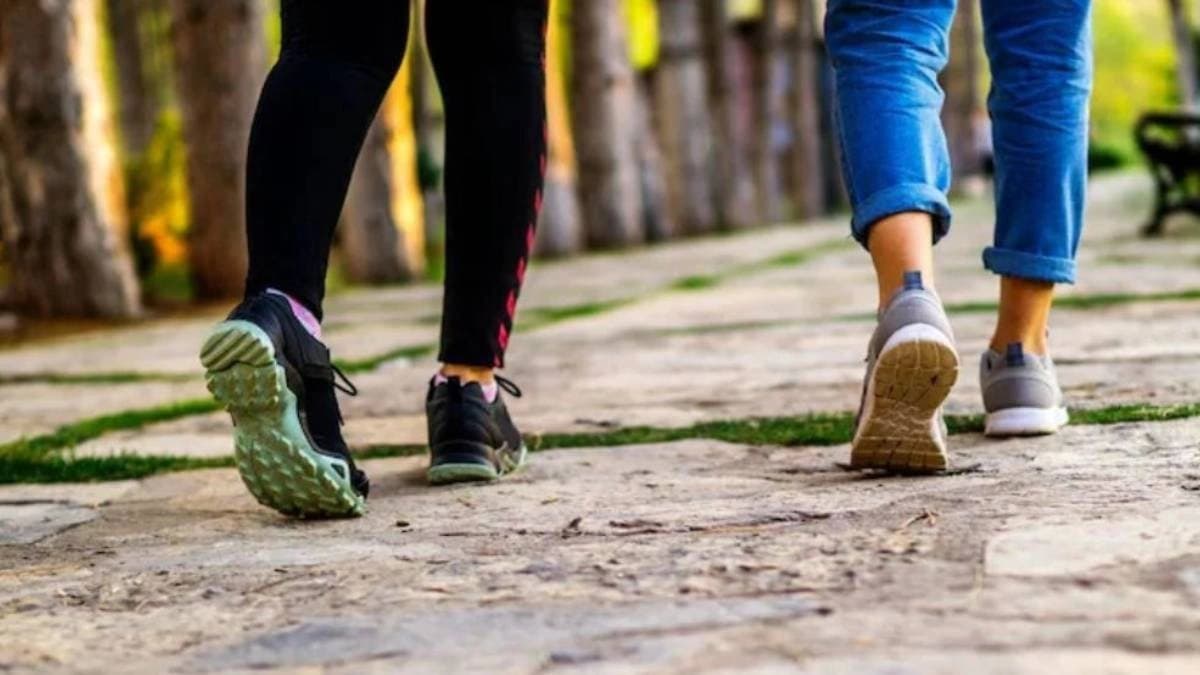 Walking backwards for 15 minutes every day gives these amazing benefits