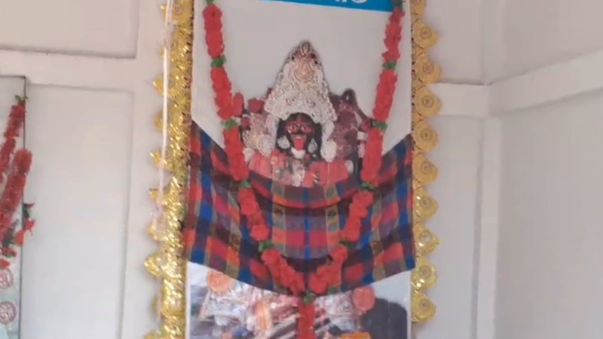 Miscreants looted idol and ornaments from a temple