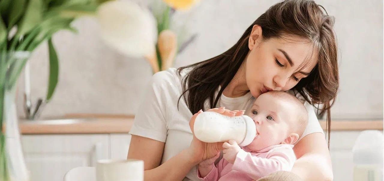 Avoid the temptation to bottle feed your baby at any cost! Experts reveals what to do!