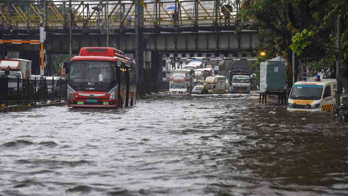 Heavy to heavy rainfall in mumbai