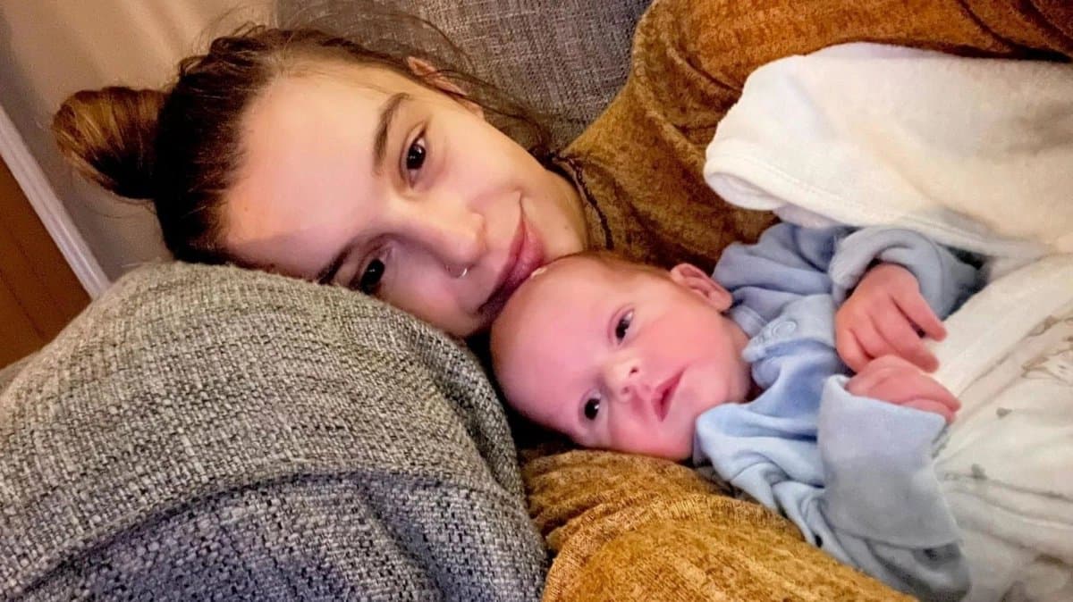 Young woman gives birth to newborn baby while undergoing appendicitis surgery 