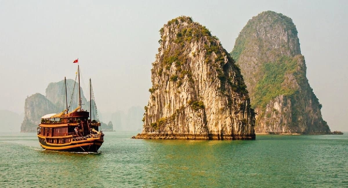 Boat Capsizes In Vietnams Ha Long Bay At Least 38 Killed
