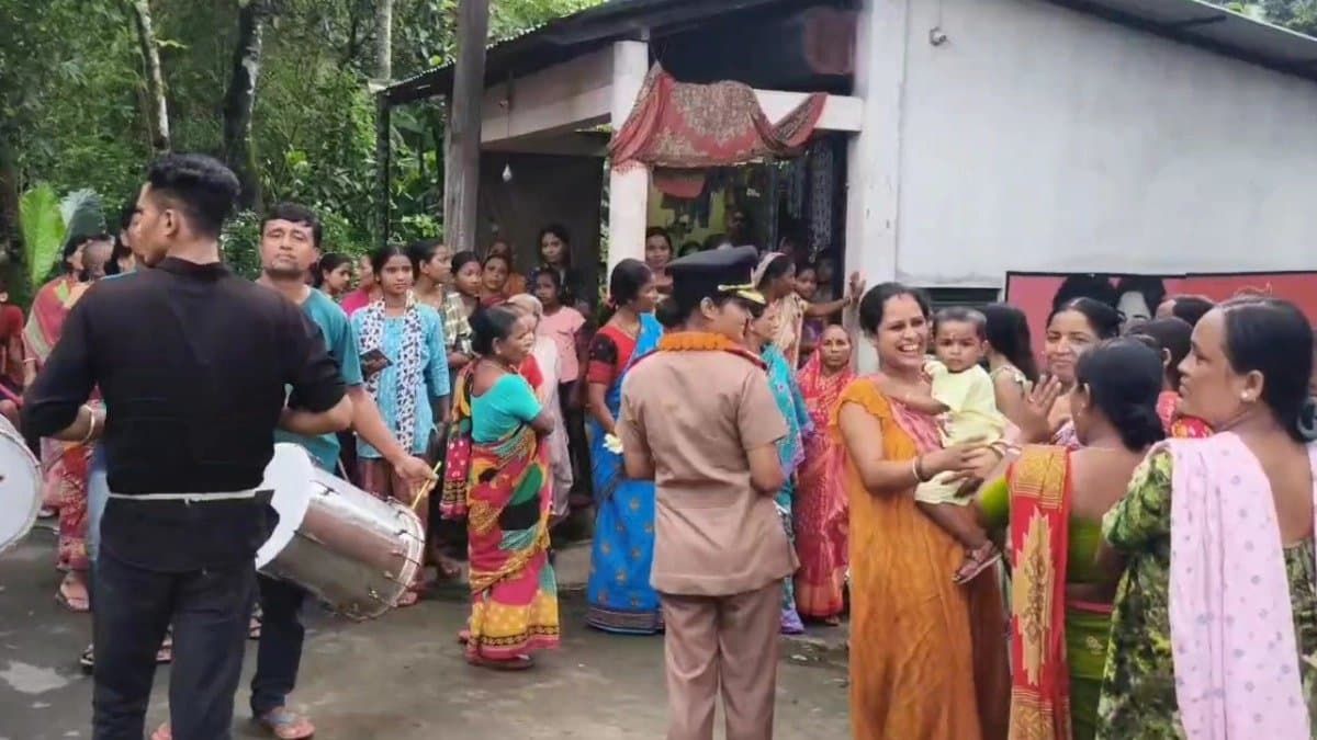 Young female Indian lieutenant flooded with wishes after returns to her home