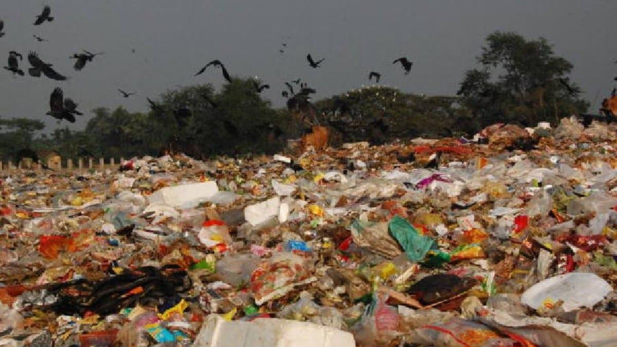 Public agitation over dumping garbage in Howrah