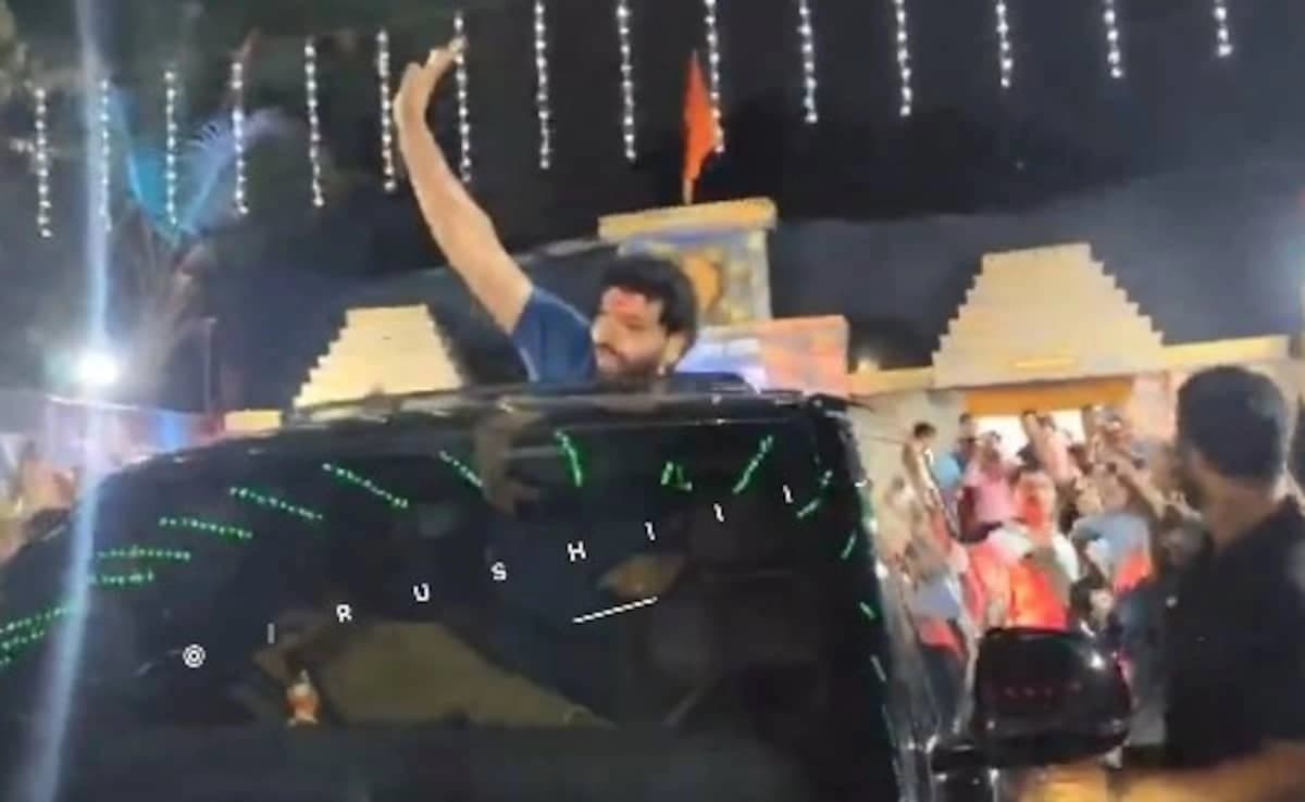Rohit Sharma struggles to move car as hundreds of fans chant his name