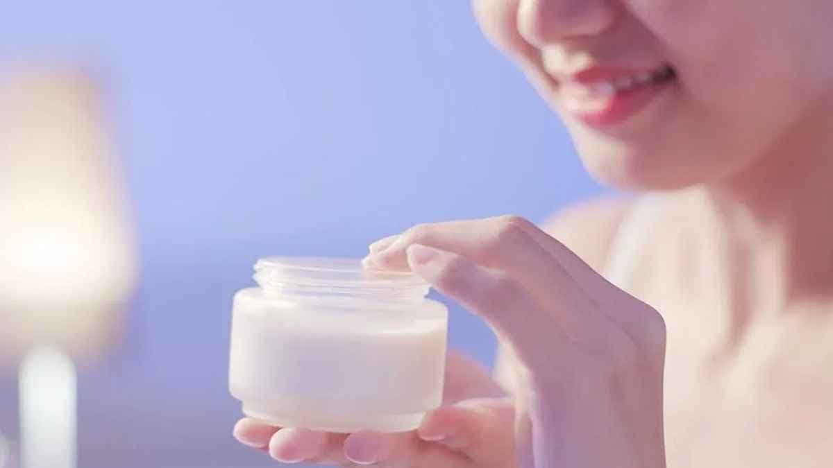 this home made natural cream made by almond can improve your skin tone and prevent wrinkles lif