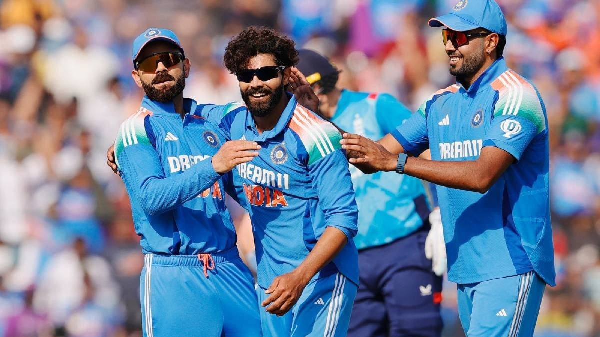 India vs England Fans sprayed with water to beat severe heat in Cuttack ODI spt