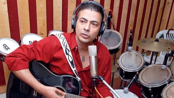 Surojit Chatterjee s Ore Bideshini is now viral among listeners 