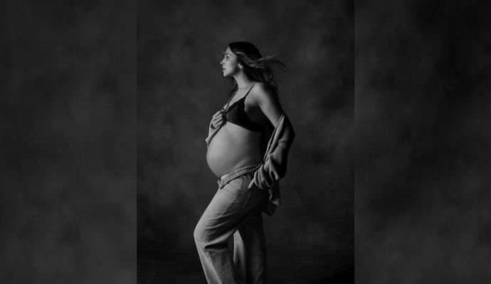Deepika Padukone Pregnant: স্রেফ অন্তর্বাসে ৯ মাসের স্ফীতোদরের সাহসী ছবি পোস্ট দীপিকার, ‘দেবী’ বলে ডেকে উঠল নেটপাড়া 