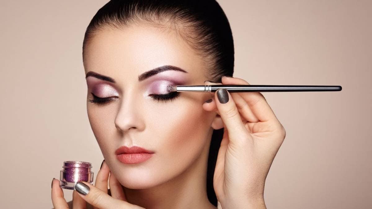 How to simple makeup for house party here are all details lif