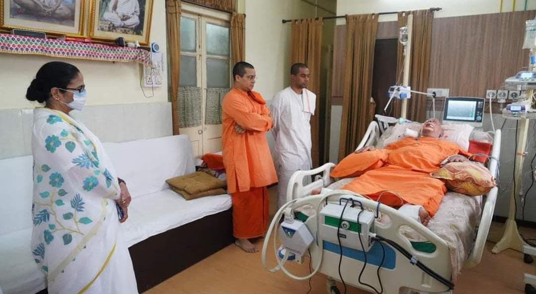mamata benerjee visit swami ramkrishna math and mission president at hospital