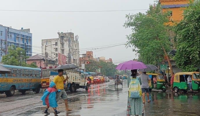 Weather Update: শুক্র সকাল থেকে বৃষ্টি কলকাতায়, আষাঢ় শেষে ভিজছে দক্ষিণবঙ্গ