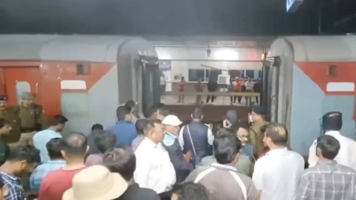 Panic among passengers as train splits into two in Utter Pradesh after coupling breaks